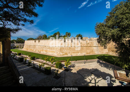 MDINA, MALTA - November, 2018 - Touristen überqueren Sie die Fußgängerbrücke zum Stadttor und Stadtzentrum, Mdina, Malta, Stockfoto