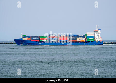 Container schiff segelt hinaus auf das Meer und Hafen Rotterdam, Niederlande Stockfoto