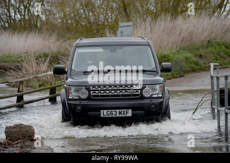 Als Sturm Gareth zerschlägt Großbritannien mit starken Regen und starkem Wind den Fluss Wid in Billericay Essex burst es Banken, wodurch schwierige Fahrbedingungen Stockfoto