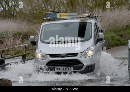 Als Sturm Gareth zerschlägt Großbritannien mit starken Regen und starkem Wind den Fluss Wid in Billericay Essex burst es Banken, wodurch schwierige Fahrbedingungen Stockfoto