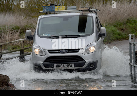 Als Sturm Gareth zerschlägt Großbritannien mit starken Regen und starkem Wind den Fluss Wid in Billericay Essex burst es Banken, wodurch schwierige Fahrbedingungen Stockfoto