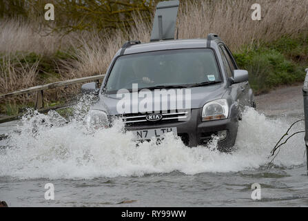 Als Sturm Gareth zerschlägt Großbritannien mit starken Regen und starkem Wind den Fluss Wid in Billericay Essex burst es Banken, wodurch schwierige Fahrbedingungen Stockfoto
