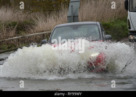 Als Sturm Gareth zerschlägt Großbritannien mit starken Regen und starkem Wind den Fluss Wid in Billericay Essex burst es Banken, wodurch schwierige Fahrbedingungen Stockfoto