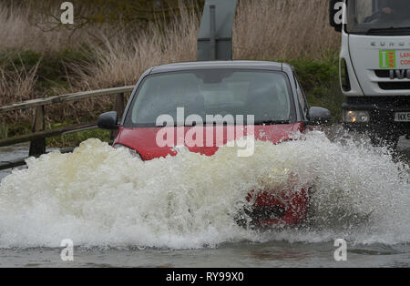 Als Sturm Gareth zerschlägt Großbritannien mit starken Regen und starkem Wind den Fluss Wid in Billericay Essex burst es Banken, wodurch schwierige Fahrbedingungen Stockfoto