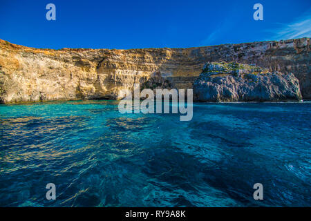 Unglaublich blauen Wasser des Mittelmeers in der Nähe von Malta vom Boot aus Stockfoto