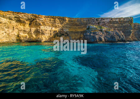 Unglaublich blauen Wasser des Mittelmeers in der Nähe von Malta vom Boot aus Stockfoto