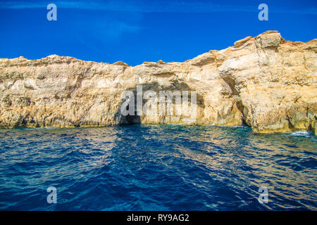 Die Klippen und das Meer von der Insel Comino, Malta. Marine auf Malta, Comino und Gozo Inseln Stockfoto