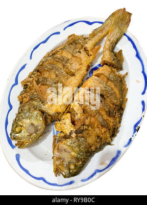 Chinesisches Essen - gegrillte ganze Fische auf Platte, auf weissem isoliert Stockfoto