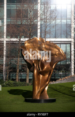 LONDON - 17. FEBRUAR 2019: Neue Skulptur in Jubilee Park in Canary Wharf. HELAINE BLUMENFELD OBE, Fortuna, 2016, Bronze Stockfoto