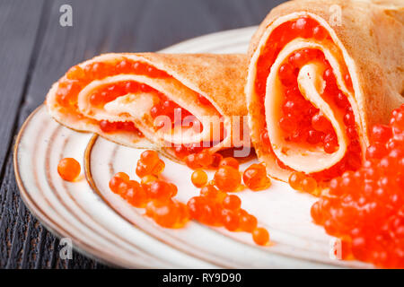 Pfannkuchen mit rotem Kaviar auf Platte. Russische Küche. Maslenitsa Stockfoto