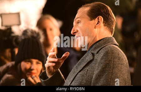 Ralph Fiennes an der weißen Krähe UK Premiere im Curzon Mayfair, London statt. Stockfoto