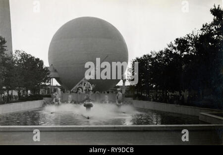 Antike c 1939 Foto, Blick auf die Zeiten und Schicksale der Menschen Sonnenuhr und Stimmungen der Zeit pool Skulptur von Paul Manship (mit Perisphere und Trylon in ganz links) im Jahr 1939 in New York World's Fair. Quelle: original Foto Stockfoto