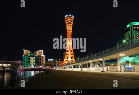 KOBE, JAPAN-27 FEB 2019 - Nacht Blick auf das Wahrzeichen Kobe-hafen, eine große rote Metall Turm im Hafen von Kobe, Hyogo Präfektur, Japan. Stockfoto