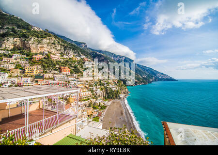 Blick vom Meer auf die gemütliche und hübsche Stadt Positano an der Amalfi-Küste, Italien. Stockfoto