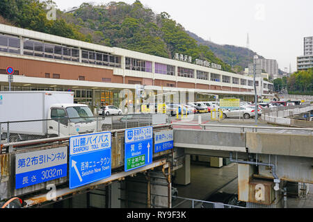 KOBE, JAPAN-27 FEB 2019 - Ansicht der Shin-Kobe Bahnhof, einen Bahnhof an der Sanyo Shinkansen und Seishin-Yamate Linie in Kobe, Japan. Stockfoto