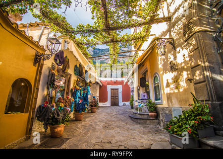 Positano, Italien - November, 2018: Schöne Häuser und die Straße in Positano, Amalfi Küste, Italien Stockfoto