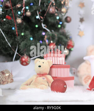 Bis zu schließen. Geschenkbox und weiches Spielzeug unter dem Weihnachtsbaum. Stockfoto