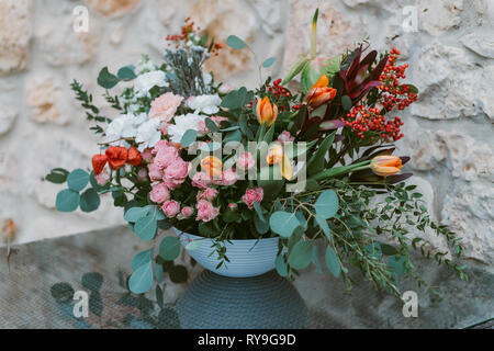 Schöne blühende Blumen - Rosen, Hortensien, Nelken, Eustoma, Blu, antike blauen und pfirsichfarbenen Farben im Blumengeschäft. Stockfoto