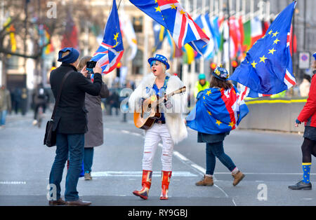 Madeleina Kay-EU-Supergirl und Junge Europäerin des Jahres 2018 - Singen ein anti-Brexit Song außerhalb des Parlaments auf Commonwealth Tag, 12. März 2019 Stockfoto