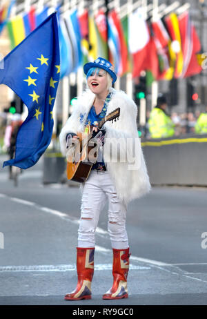 Madeleina Kay-EU-Supergirl und Junge Europäerin des Jahres 2018 - Singen ein anti-Brexit Song außerhalb des Parlaments auf Commonwealth Tag, 12. März 2019 Stockfoto