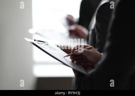 Bis zu schließen. Geschäftsmann mit Zwischenablage, die Überprüfung der finanziellen Bericht Stockfoto