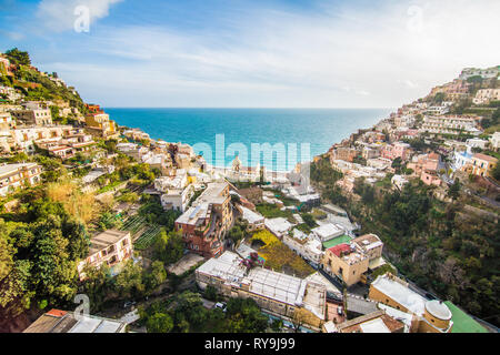 Positano, Italien - November, 2018: Blick auf die Hauptstraße an einem sonnigen Tag entlang der Amalfiküste in Positano, Italien Stockfoto