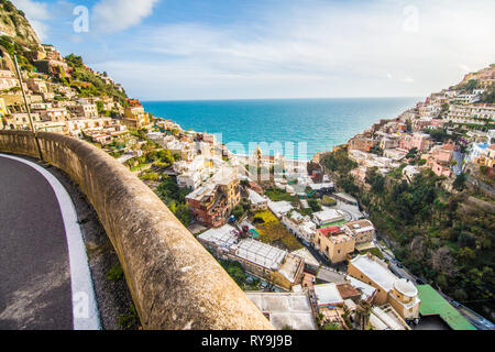 Positano, Italien - November, 2018: Blick auf die Hauptstraße an einem sonnigen Tag entlang der Amalfiküste in Positano, Italien Stockfoto