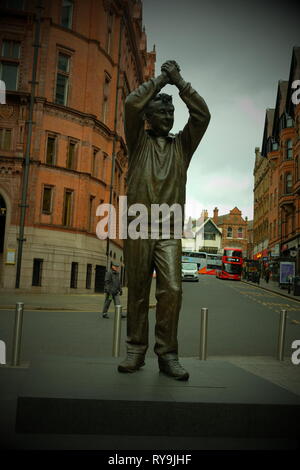 Statue des legendären fussball manager Brian Clough in der Nähe von Nottingham der Old Market Square. Es wurde von seiner Witwe, Barbara, die im November 2008 vorgestellt. Stockfoto