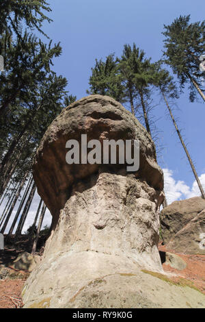 Felsen von Gnome auch Felsbrocken der Elfen Original in polnischer Sprache Głazy Krasnoludków - Natur bewahren Der bizarren Felsformationen im Polen Stockfoto