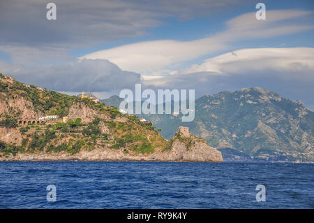 Die San Pancrazio Martire Kirche und Capo di Conca cliff Panorama, Amalfiküste, Italien Stockfoto