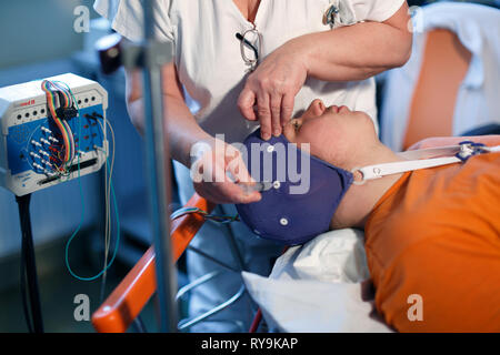 Junger Mann bei der elektroenzephalographie Prüfung Stockfoto