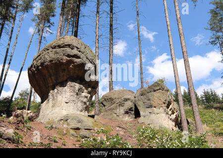 Felsen von Gnome auch Felsbrocken der Elfen Original in polnischer Sprache Głazy Krasnoludków - Natur bewahren Der bizarren Felsformationen im Polen Stockfoto