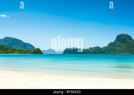 Fabelhaften exotischen Strand mit weißem Sand und hohen Palmen Stockfoto