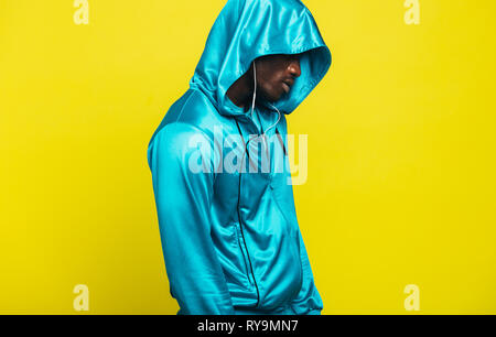 Mann in einem T-Shirt mit gelben Hintergrund. Afrikanische Mann in einem Hoodie. Stockfoto