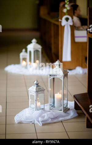 Christlichen detaillierte - Kirche Dekoration für Hochzeit Trauung. Romantische Kerzen Konzept. Stockfoto