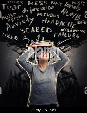 Frau, die Angst, der Kopf mit Büchern. Verzweifelte Mädchen in Angst, Ängste Depressionen Gefühl. Schizophrenie, Demenz Krankheit, Schmerz ein Stockfoto