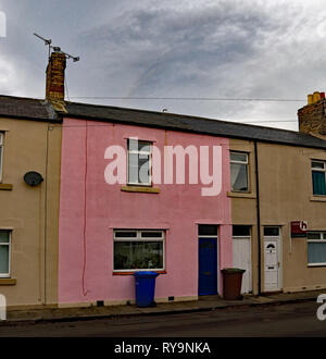 Ein rosa Haus auf der High Street schlendern Schlendern ist eine kleine Stadt an der nordöstlichen Küste von Northumberland in Nordost-england. Cw 6649 Stockfoto