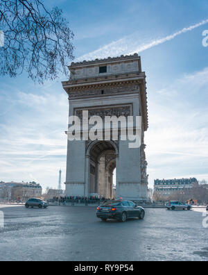 Tagsüber Szene des Arc de Triomphe in Paris, Frankreich. Vertikale Foto. Weiches diffuses Licht Stockfoto