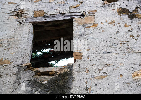 Ein Fenster auf einen verlassenen stabil in einem verlassenen Dorf Slapnik in der Region Goriška Brda, Slowenien. Stockfoto