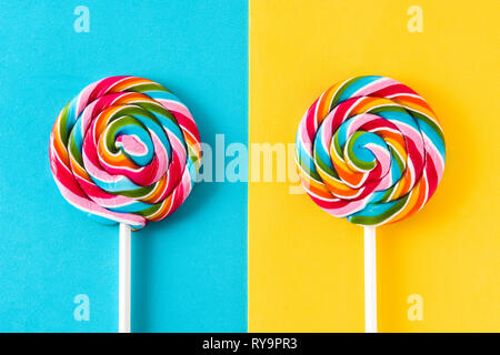 Bunte lollipops auf blauem und gelbem Hintergrund. Stockfoto