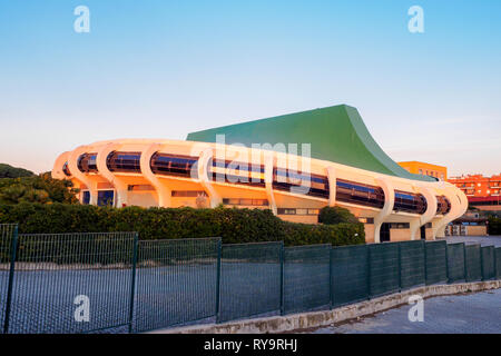 Palazzetto dello Sport (PALAFIJLKAM) in Castelfusano (Ostia Lido) von Paolo Morelli und Renato Papagni, (1986-1990), welche Hosts martial arts Meisterschaften, deren Struktur ähnelt einem großen grünen Segeln - Rom, Italien Stockfoto