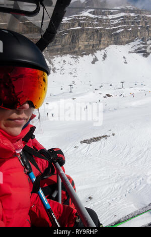 Skifahrer Italien - eine Frau, Skier, ein Sessellift zum Skifahren, Madonna di Campiglio, Dolomiten Italien Europa Stockfoto