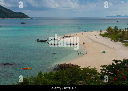 Luftaufnahme von Ko Lipe Sunrise Beach mit Longtail Boote und Kajaks, Thailand Stockfoto