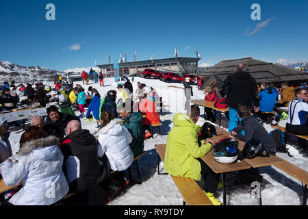 Ski cafe in Italien - Chalet Fiat Café Bar mit Skifahrer auf einer sonnigen März Tag voll, Madonna di Campiglio, Dolomiten Italien Europa Stockfoto