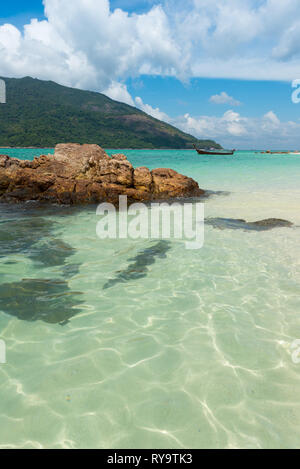 Crystal Clear pristine Wasser der Andamanensee auf Koh Lipe, Thailand Stockfoto