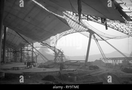 Der Olympiapark München im Bau, 1971. Olympiahalle, Austragungsort der Olympischen Spiele 1972, München, Oberbayern, Bayern, Deutschland Stockfoto