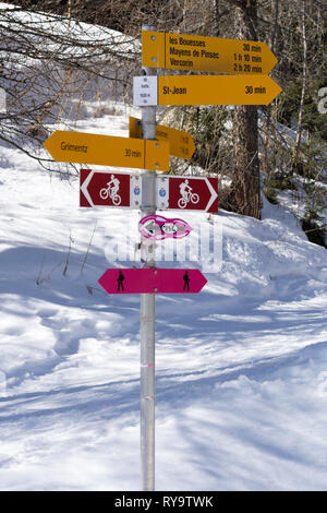 Direktionale trail-Schild in der Nähe Grimentz im Winter, Kanton Wallis, Schweiz. Stockfoto