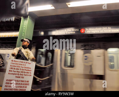 New York, USA - November 10,2012: Behinderte Mann bittet um Spenden an Plattform der u-bahn Stockfoto