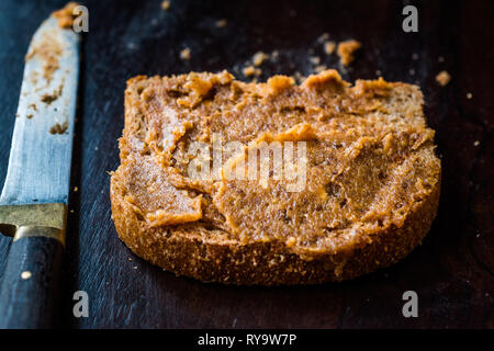 Organische Datum Geleefrüchte Teig mit Brot zum Frühstück. Stockfoto