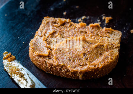 Organische Datum Geleefrüchte Teig mit Brot zum Frühstück. Stockfoto